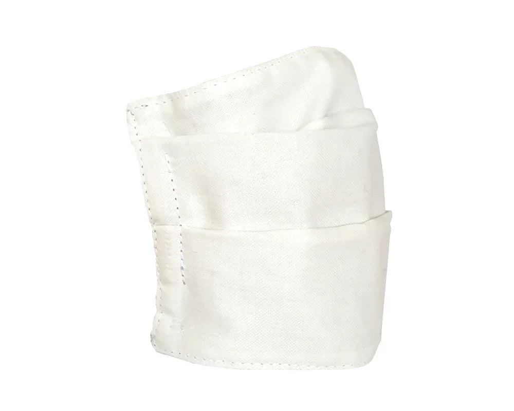 Mascarilla blanca de tela hecha a mano, diseño sencillo y costuras visibles