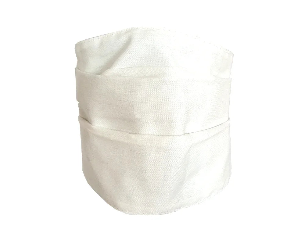 Mascarilla higiénica blanca de tela lavable con diseño simple y confección artesanal