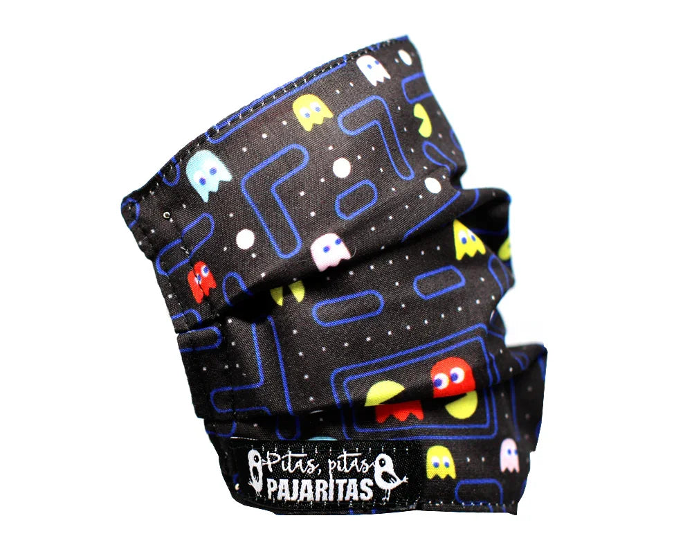 Mascarilla negra con diseño original videojuego Comecocos y detalles coloridos, marca Pitas Pitas Pajaritas