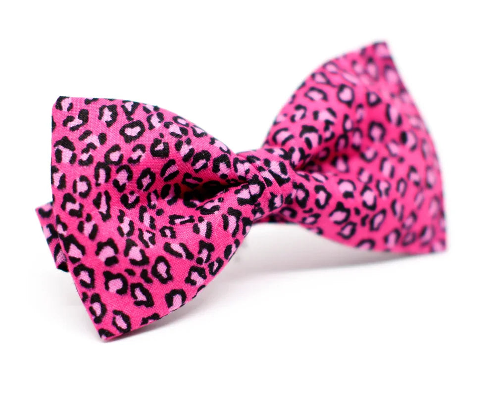 Pajarita original rosa con estampado animal print negro, accesorio hecho a mano