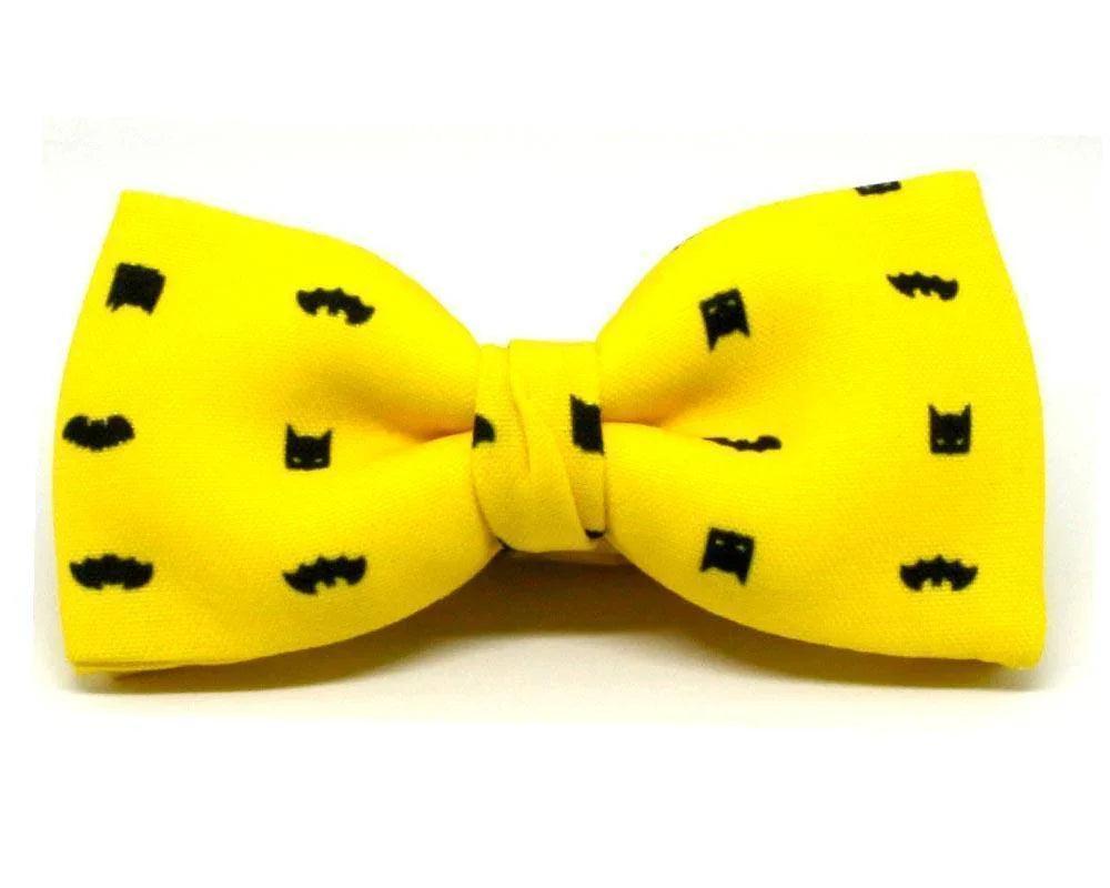 Pajarita amarilla con estampado negro de siluetas de Batman, diseño original y friki para hombre y niño