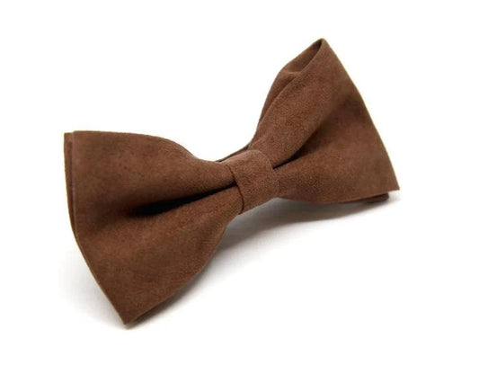 Pajarita marrón de tela suave sobre fondo blanco, complemento elegante para hombre y niño