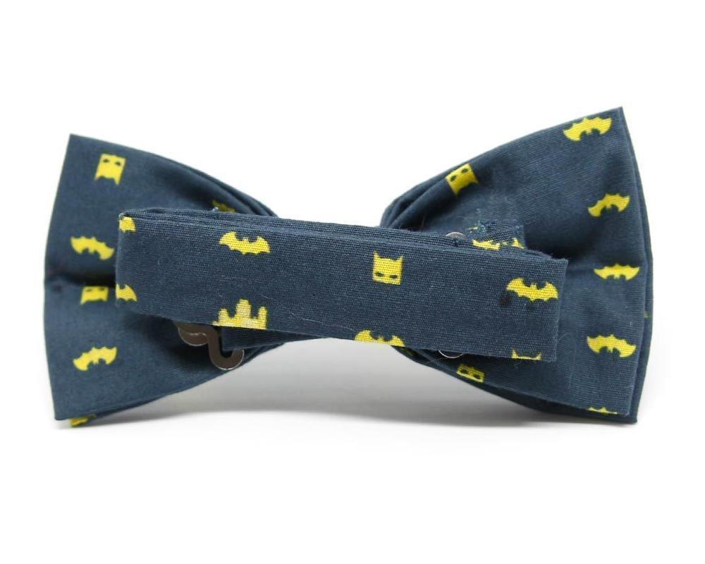 Pajarita azul oscuro con estampado amarillo friki de símbolos y máscara estilo superhéroe