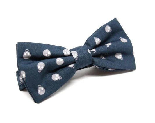 Pajarita masculina azul con estampado de calaveras grises, accesorio original y friki hecho a mano en España
