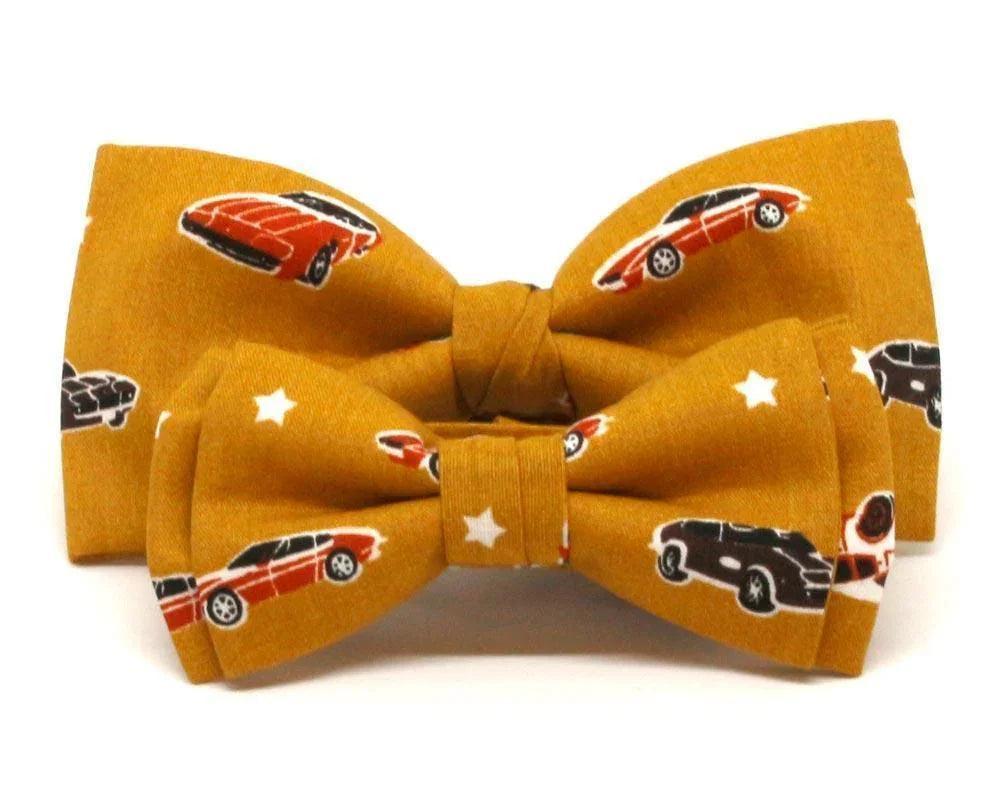 Pajaritas color mostaza con estampado de coches en rojo y negro, accesorio original y friki para hombre y niño