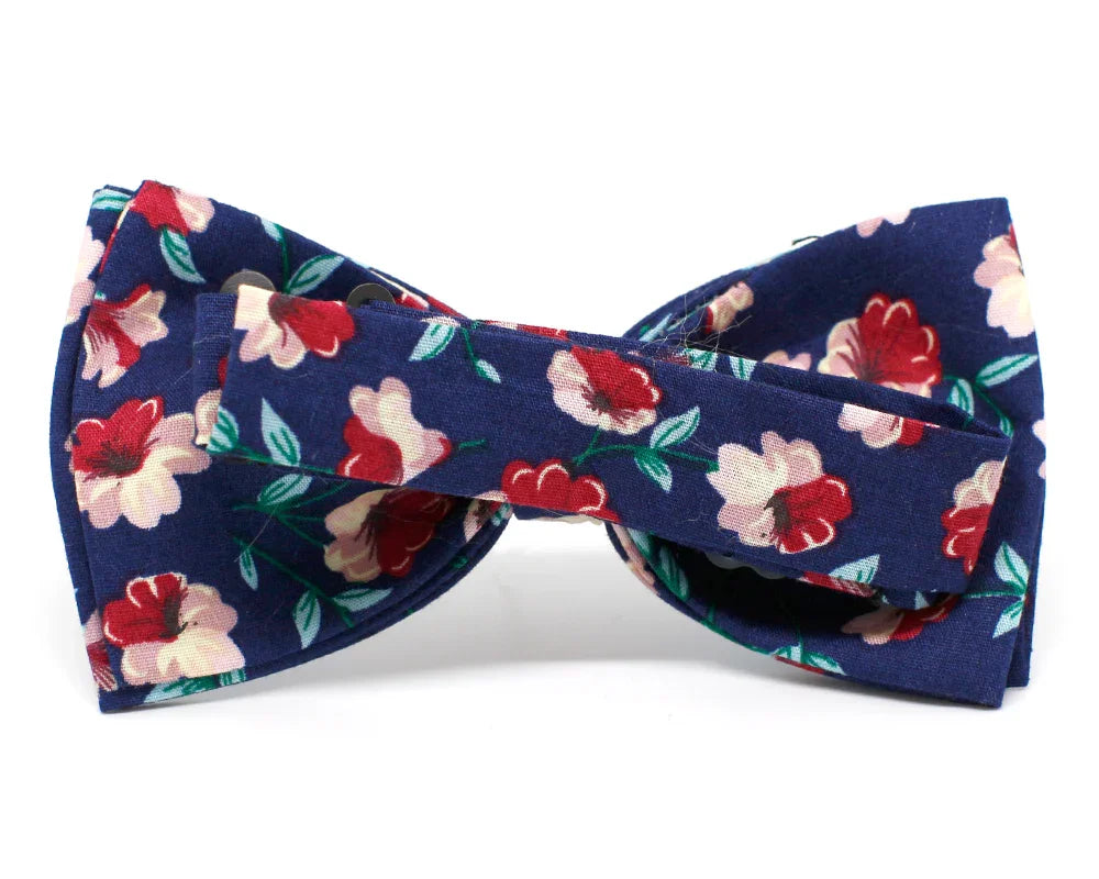 Pajarita de tela azul con estampado de flores burdeos y beige, diseño original y artesanal