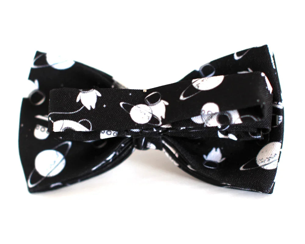 Pajarita negra con estampado de planetas y elementos espaciales, diseño original y friki