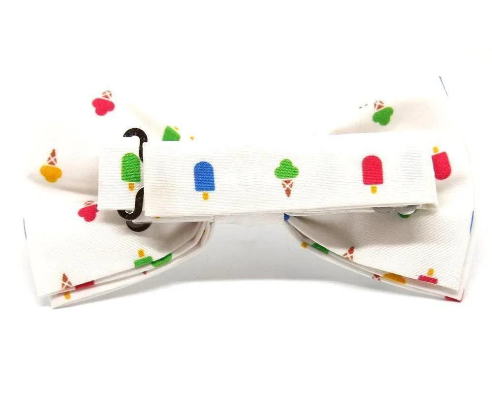 Pajarita blanca con estampado colorido de helados y polos, diseño original y divertido