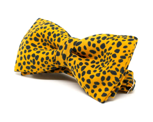 Pajarita original con estampado de leopardo en tonos amarillos y negros, hecha a mano en España