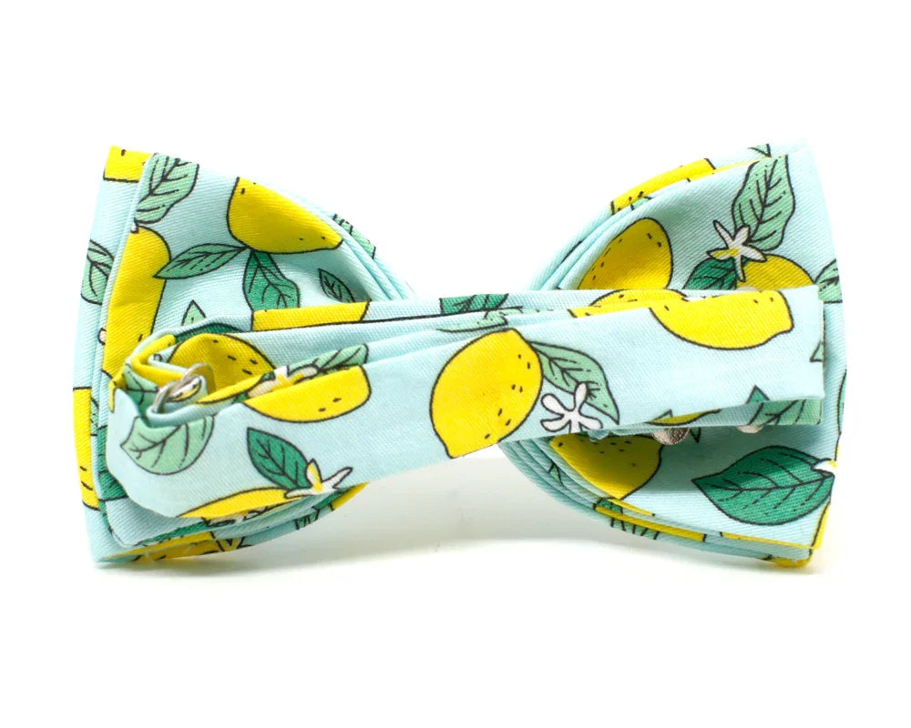 Pajarita azul clara con diseño de limones amarillos y hojas verdes, complemento original y artesanal