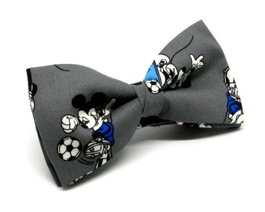 Pajarita gris con estampado de Mickey Mouse jugando al fútbol, diseño original y divertido