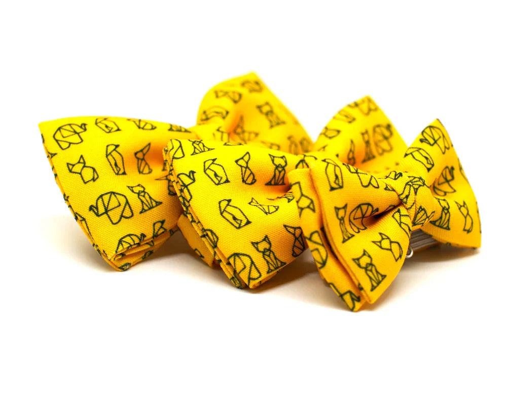 Pajarita mostaza con estampado de origami en color negro, hecha a mano, estilo original y friki