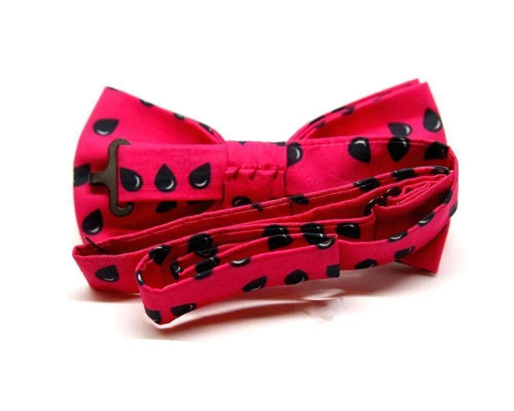 Pajarita rosa con estampado de pipas de sandía en negro, diseño original hecho a mano