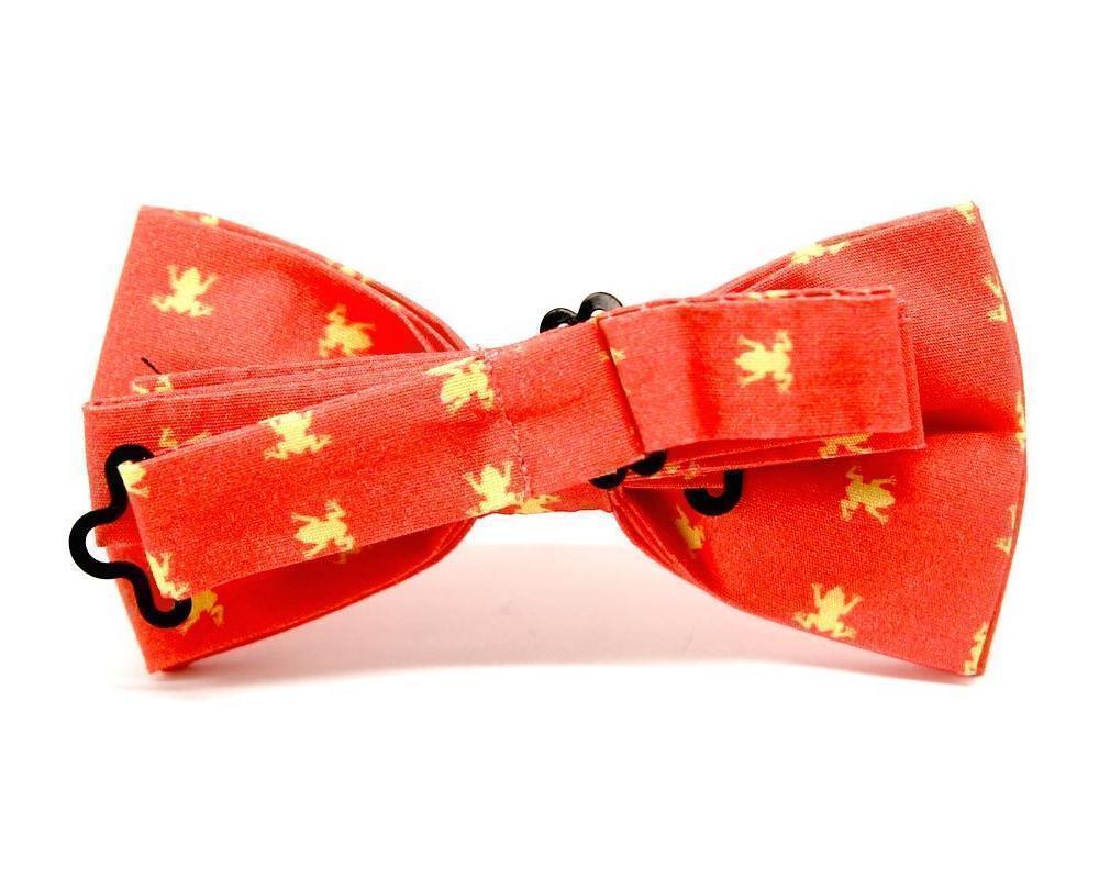 Pajarita roja con estampado de pequeñas ranas amarillas, complemento original y hecho a mano para hombre