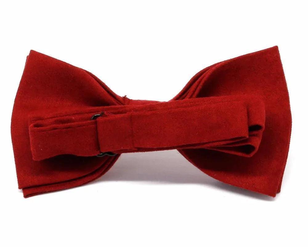 Pajarita roja de tela suave con textura aterciopelada, diseño elegante para hombre y niño