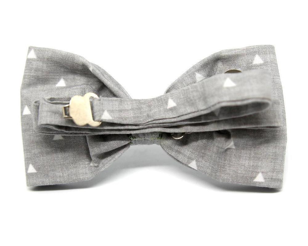 Pajarita gris con estampado de pequeños triángulos blancos fabricada a mano en España