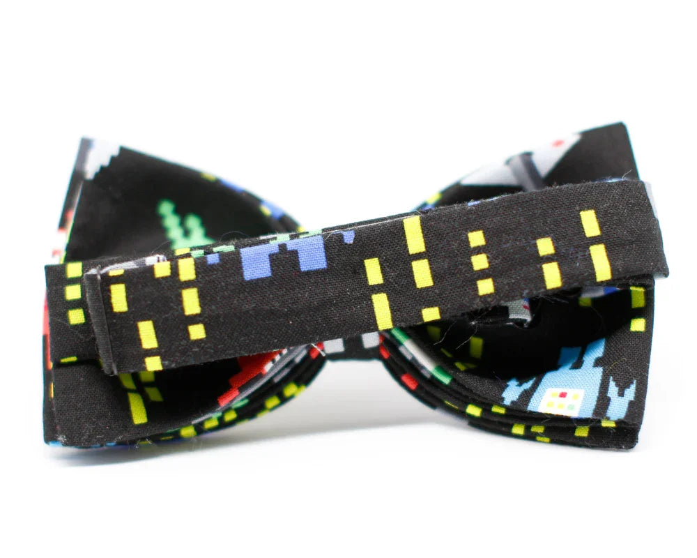 Pajarita negra de tela con diseño pixelado y personajes de videojuego retro, estilo friki