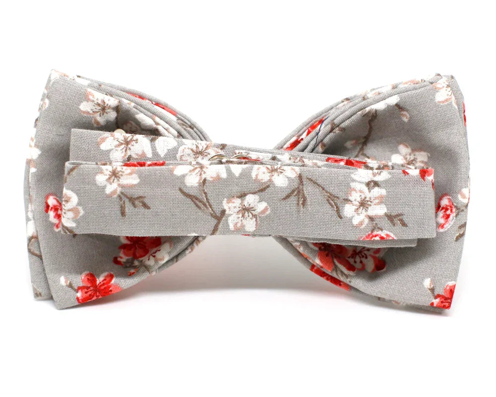 Pajarita de flores gris