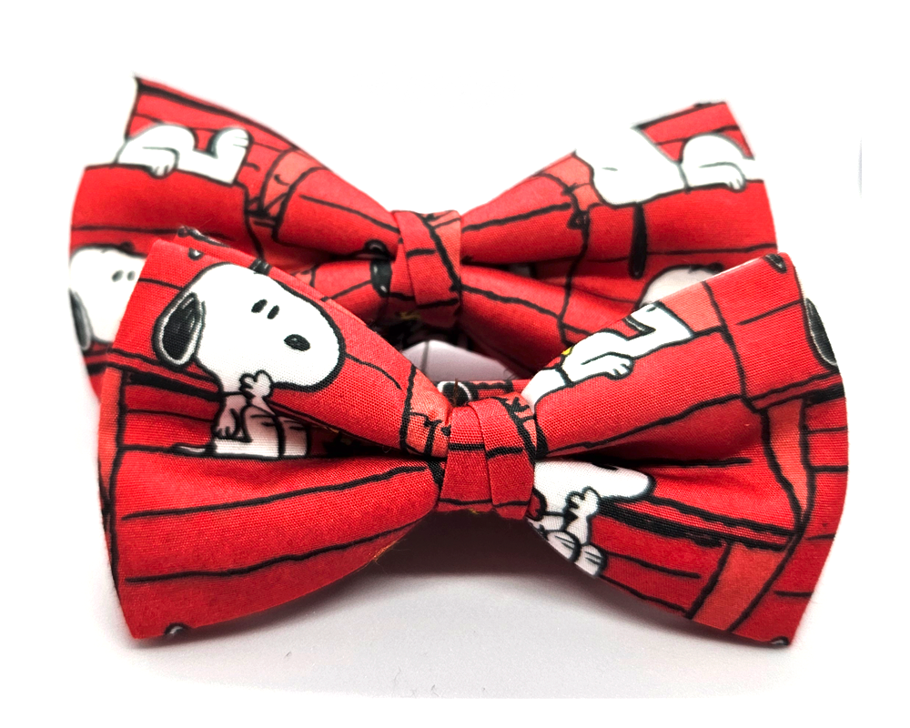 Pajarita los Snoopy fondo rojo