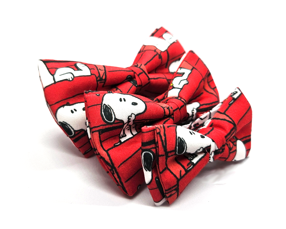 Pajarita los Snoopy fondo rojo