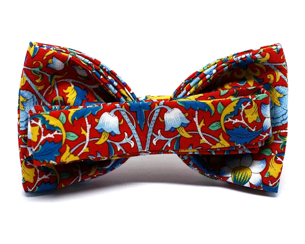 Pajarita roja con flores