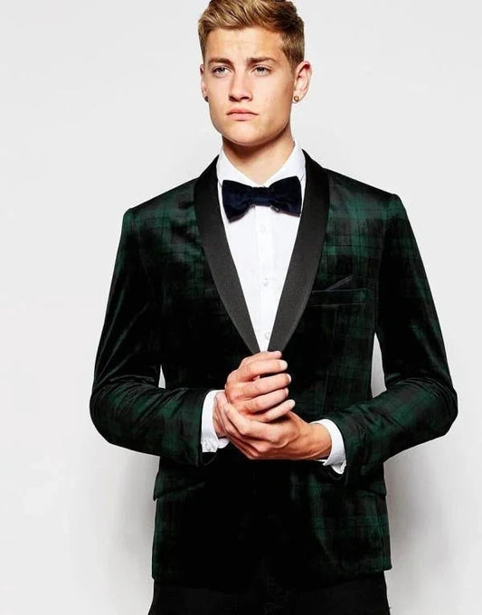 Hombre joven con pajarita negra y chaqueta de terciopelo verde oscuro con solapas negras, look elegante para Nochevieja