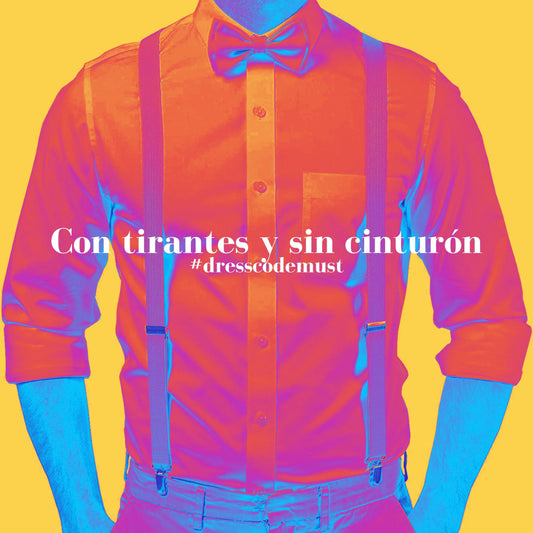 Hombre con camisa de manga larga, pajarita y tirantes sin cinturón sobre fondo amarillo, moda original y friki