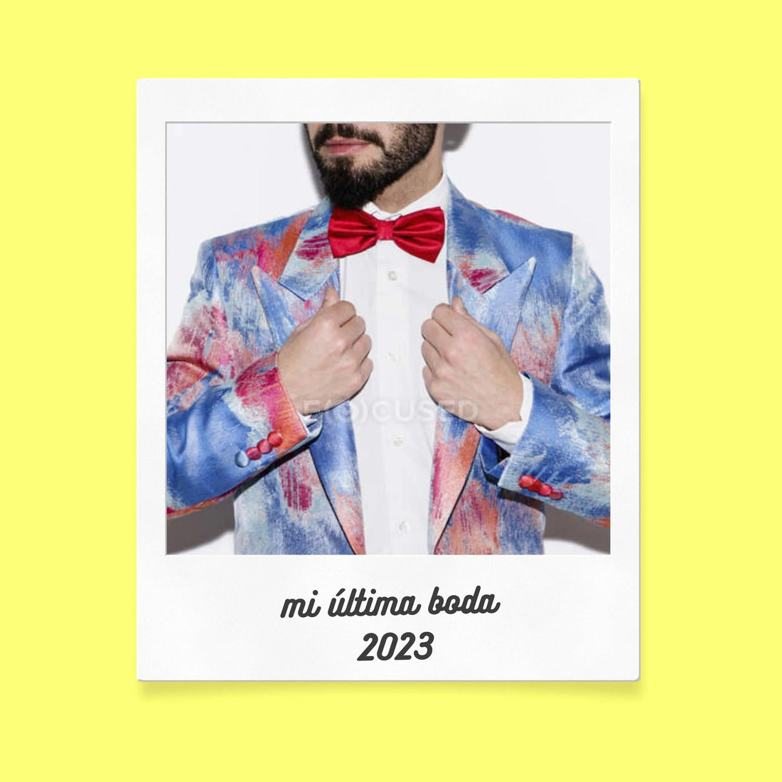 Hombre con pajarita roja y chaqueta colorida azul y roja en foto estilo polaroid con texto 'mi última boda 2023'