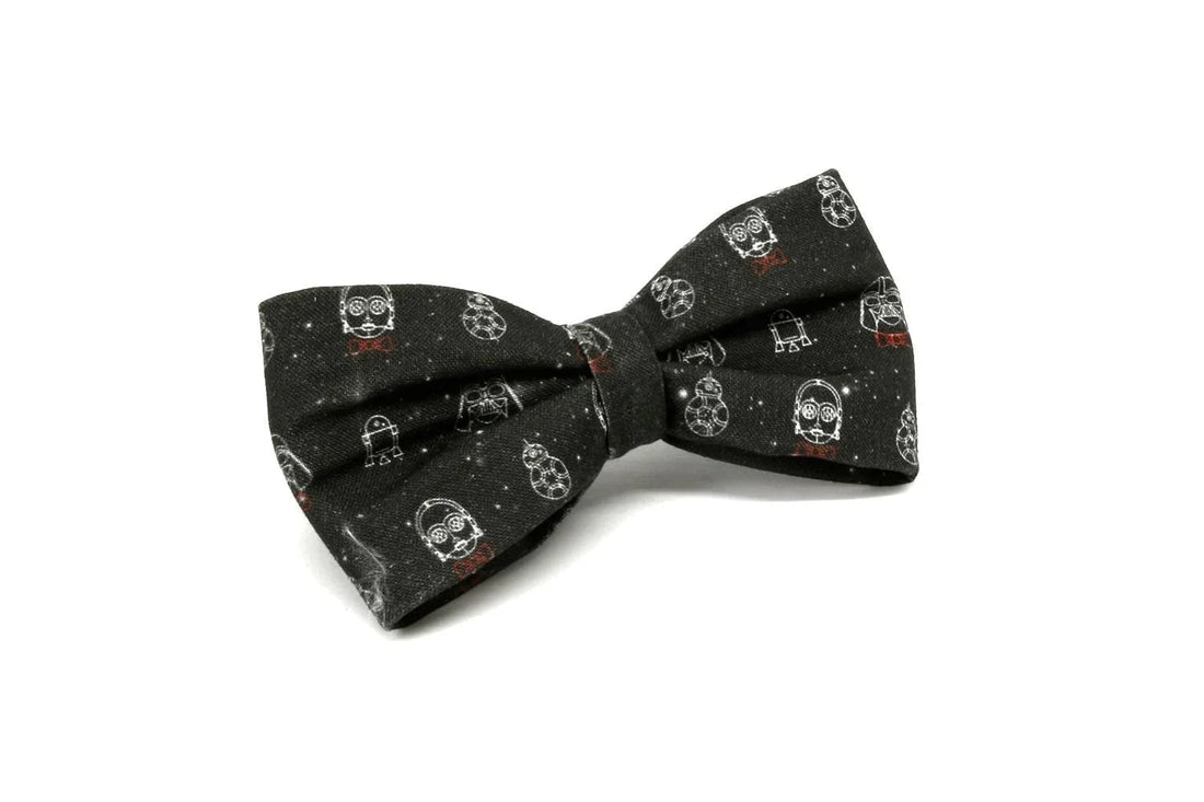 Pajarita negra con estampado friki de personajes de ciencia ficción con gafas y pajarita roja