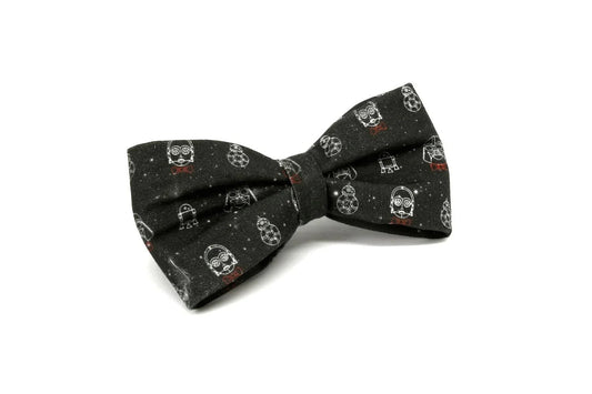 Pajarita negra con estampado friki de personajes de ciencia ficción con gafas y pajarita roja