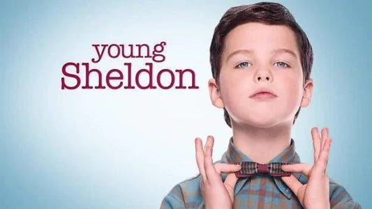 Joven con pajarita a cuadros sosteniéndola mientras mira al frente, imagen estilo promocional de 'Young Sheldon'