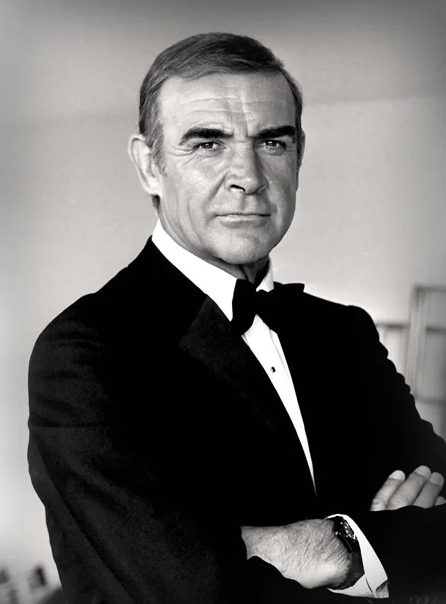 Hombre elegante con esmoquin y pajarita negra, estilo clásico James Bond en blanco y negro