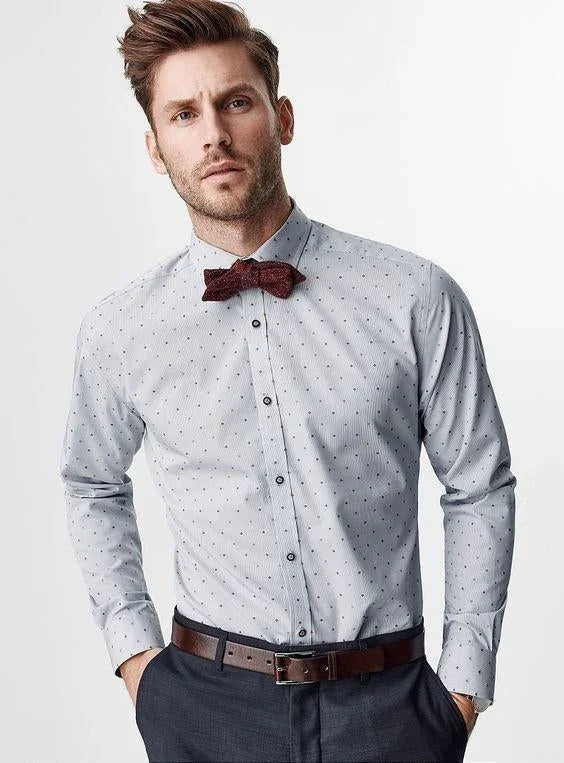 Hombre con camisa blanca de puntos y pajarita burdeos, estilo original y friki para hombre elegante