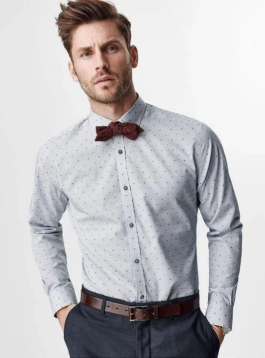 Hombre con camisa blanca de puntos y pajarita burdeos, estilo original y friki para hombre elegante