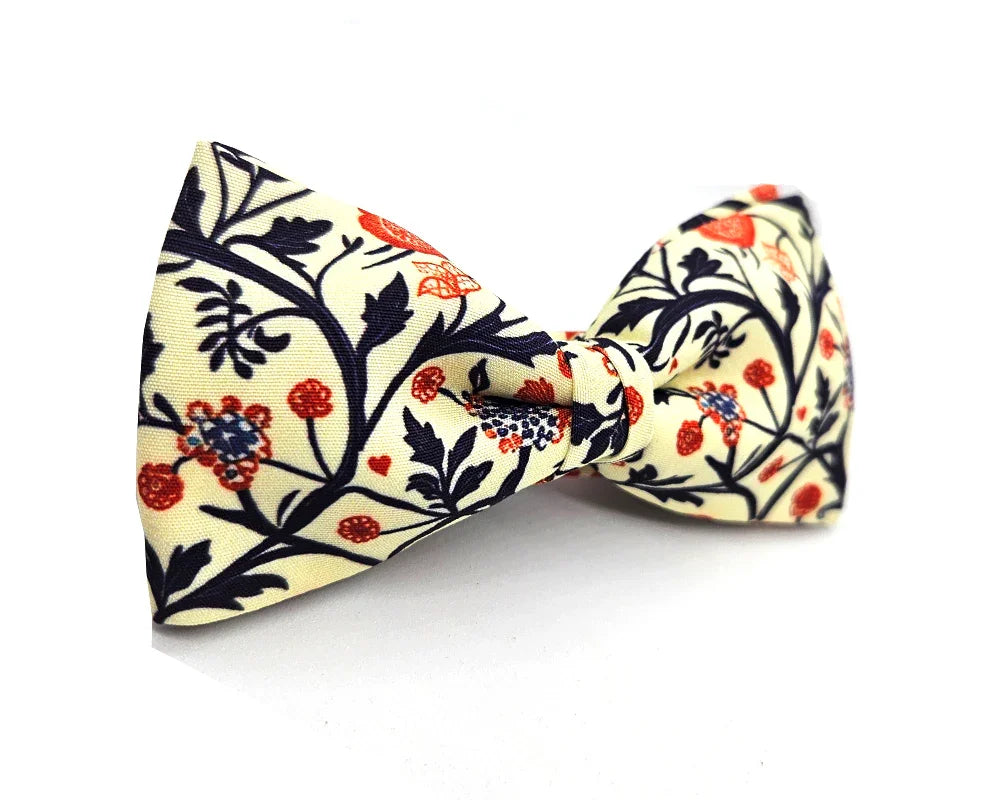 Pajarita Fondo Crema y Flores Rojas 🆕 - Pitas, Pitas Pajaritas | Pajaritas originales y muy frikis