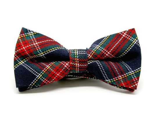 Pajarita de tela a cuadros estilo gales en tonos rojos, verdes y azules, hecha a mano en España