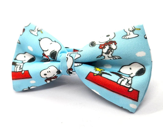 Pajarita Snoopy fondo azul claro