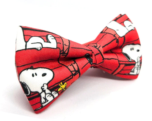 Pajarita Snoopy fondo rojo