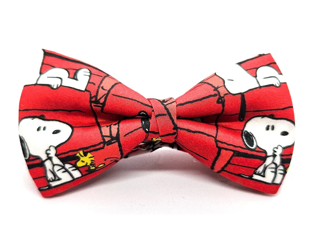 Pajarita Snoopy fondo rojo