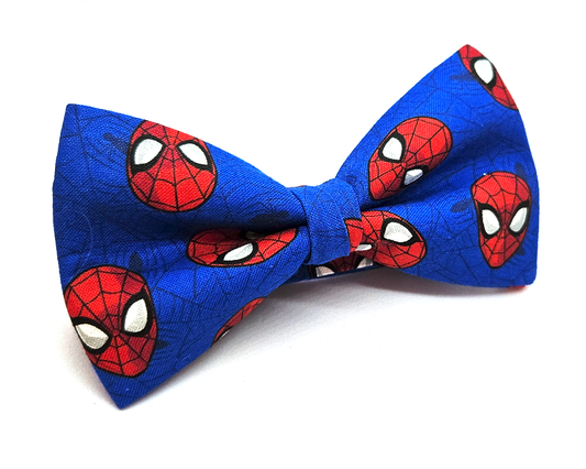 Pajarita Spiderman fondo azul