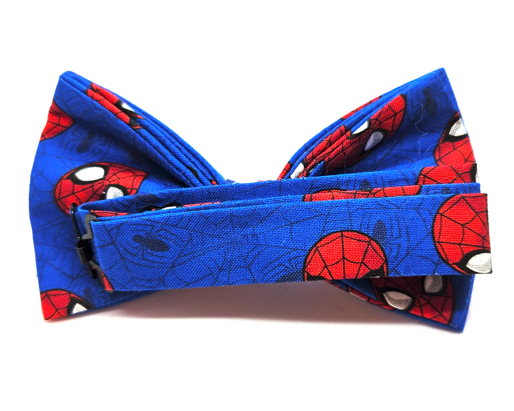 Pajarita Spiderman fondo azul