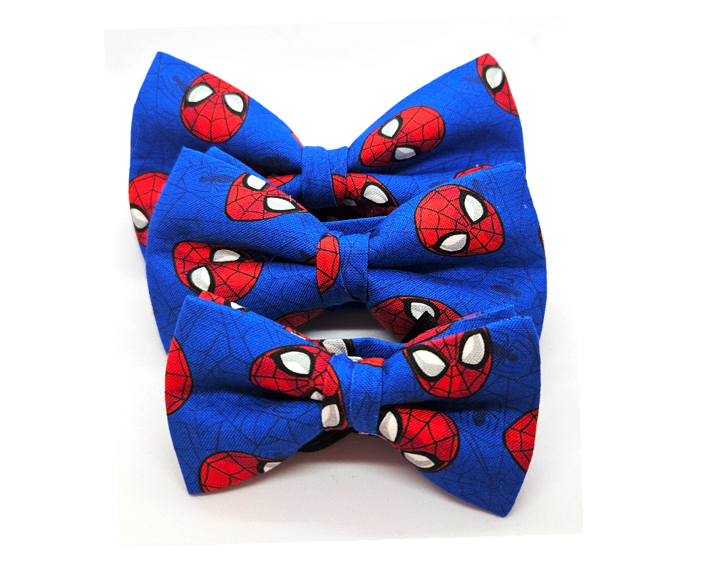 Pajarita Spiderman fondo azul