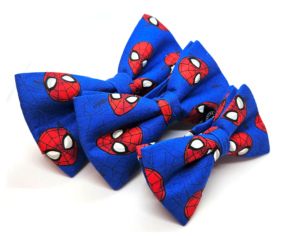 Pajarita Spiderman fondo azul