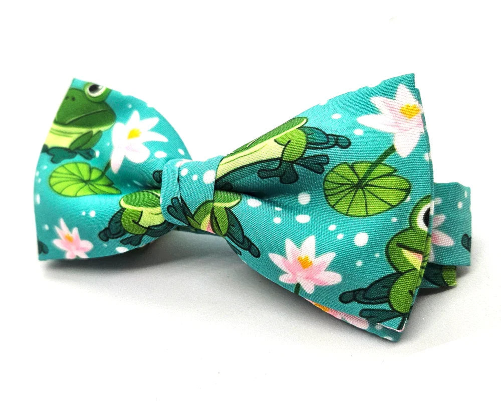 Pajarita con fondo verde turquesa y ranas verdes con nenúfares rosas, tamaño adulto