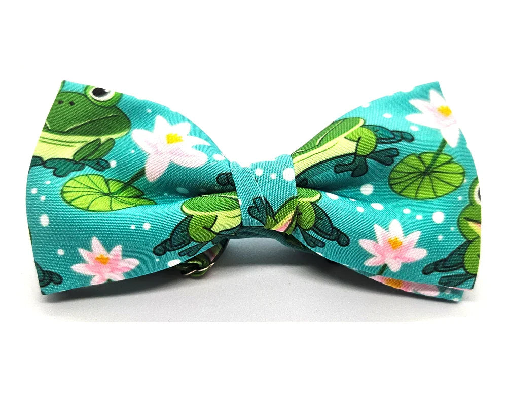 Pajarita con fondo verde turquesa y ranas verdes con nenúfares rosas, tamaño adulto